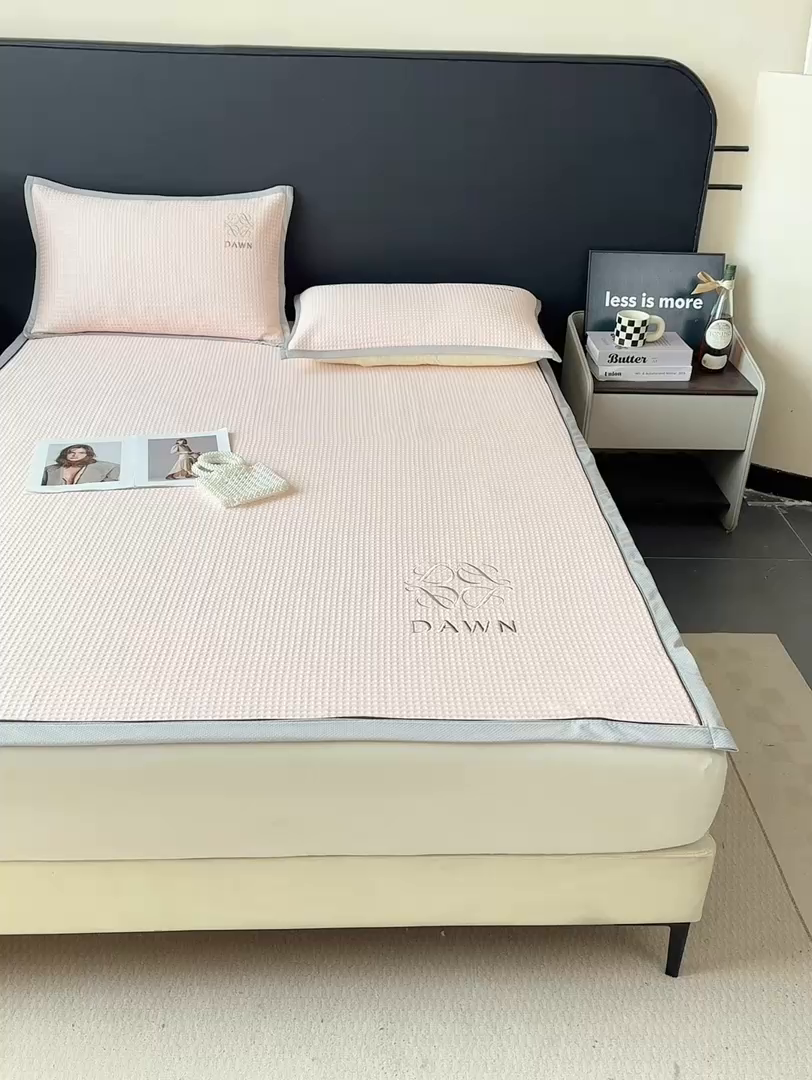 91家纺网 家纺一手货源 找家纺 眠势力 2026新款冰豆豆凉席刺绣款凉席子冰感豆豆床单软凉席三件套可机洗 雅致-粉