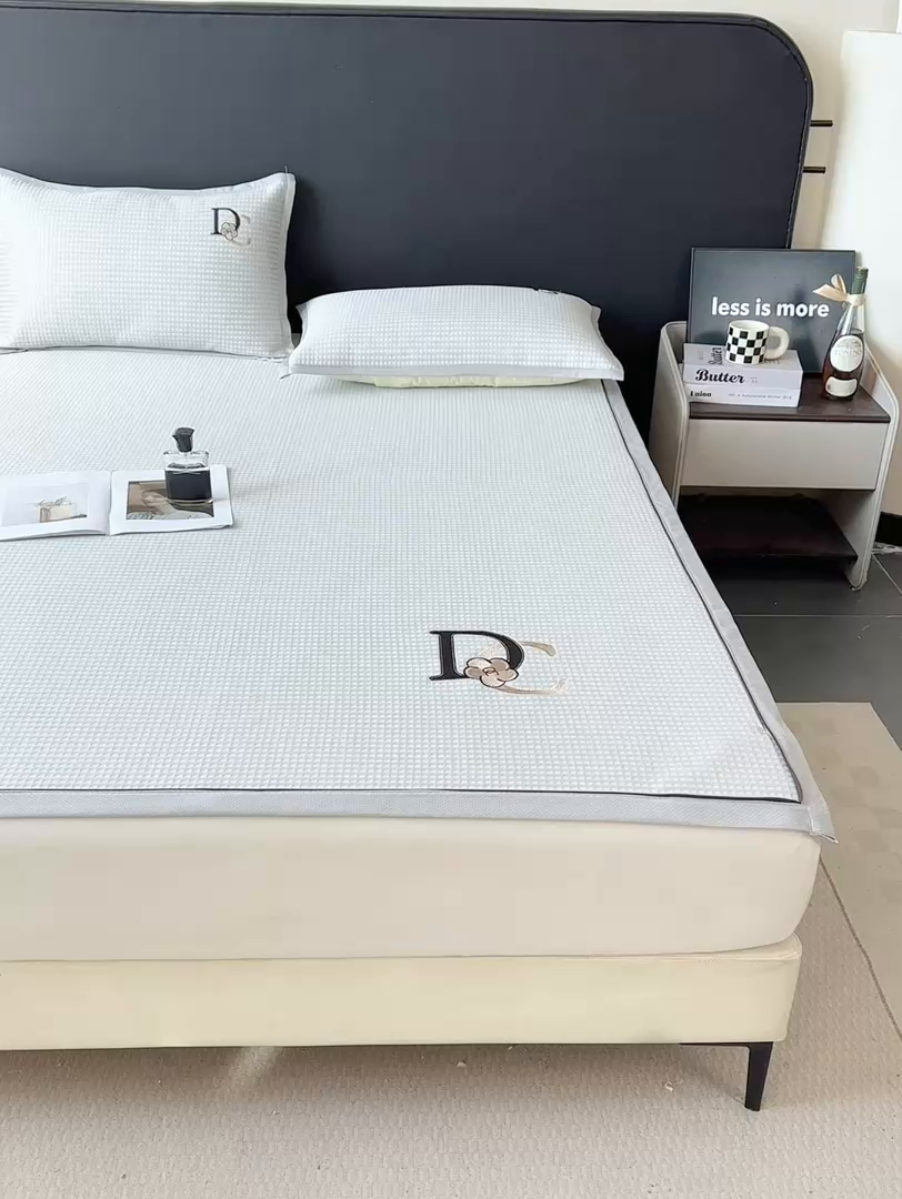 91家纺网 家纺一手货源 找家纺 眠势力 2026新款冰豆豆凉席刺绣款凉席子冰感豆豆床单软凉席三件套可机洗 山茶DC-灰