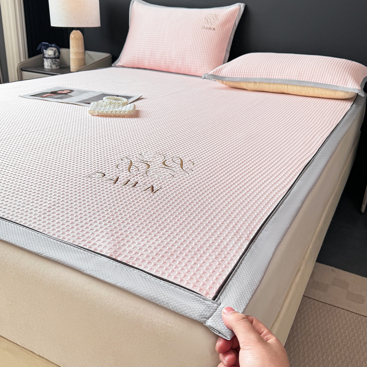 91家纺网 家纺一手货源 找家纺 眠势力 2026新款冰豆豆凉席刺绣款凉席子冰感豆豆床单软凉席三件套可机洗 雅致-粉