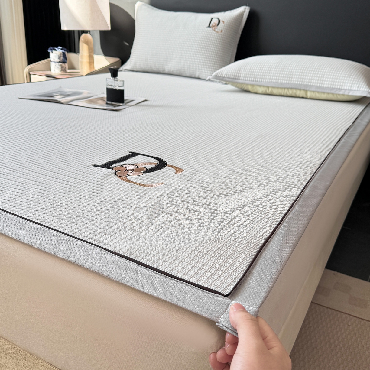 91家纺网 家纺一手货源 找家纺 眠势力 2026新款冰豆豆凉席刺绣款凉席子冰感豆豆床单软凉席三件套可机洗 山茶DC-灰