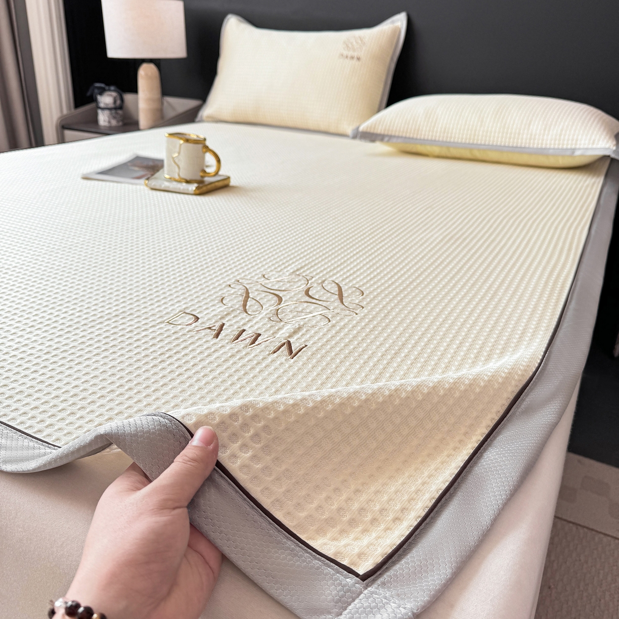 91家纺网 家纺一手货源 找家纺 眠势力 2026新款冰豆豆凉席刺绣款凉席子冰感豆豆床单软凉席三件套可机洗 雅致-米