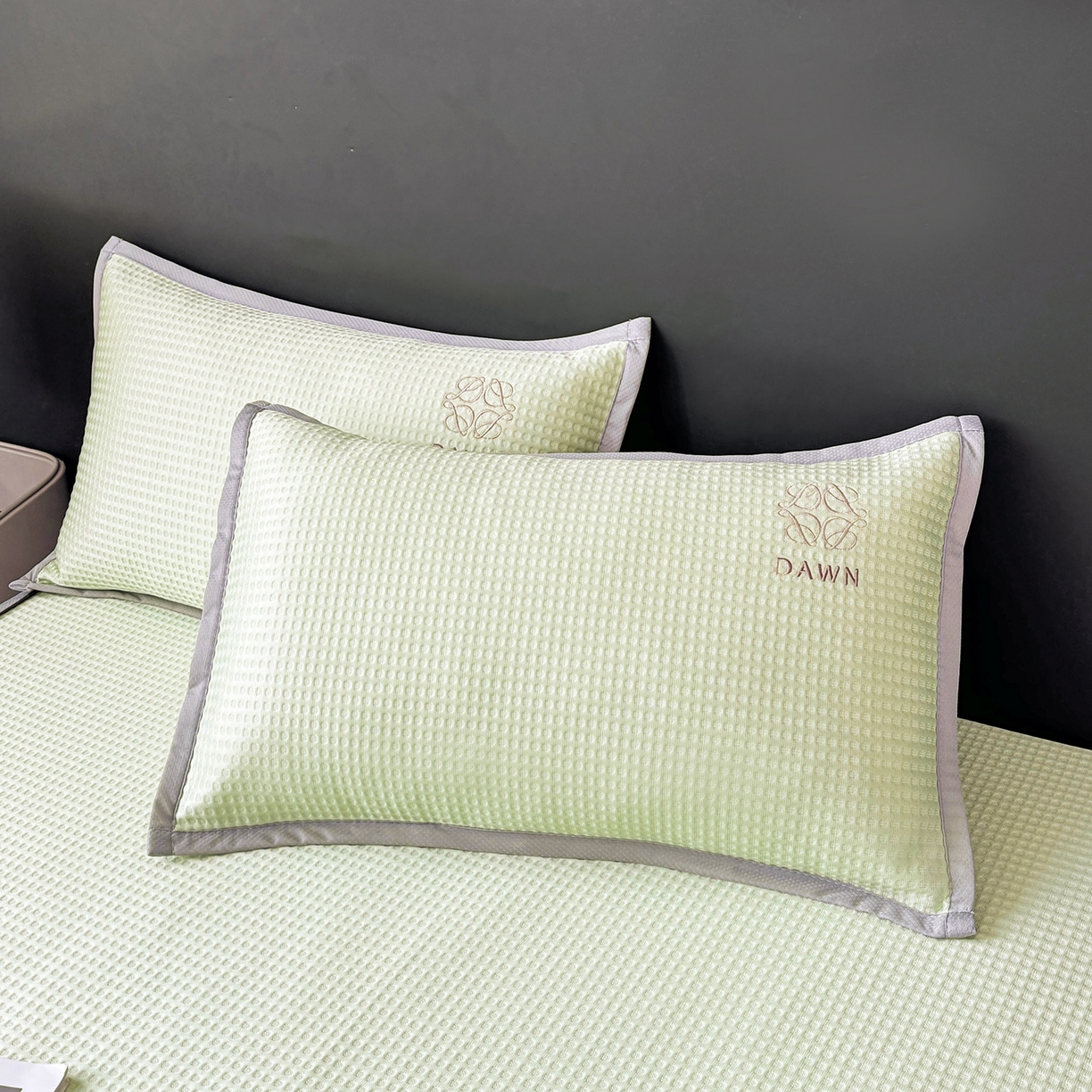 91家纺网 家纺一手货源 找家纺 眠势力 2026新款冰豆豆凉席刺绣款凉席子冰感豆豆床单软凉席三件套可机洗 雅致-绿