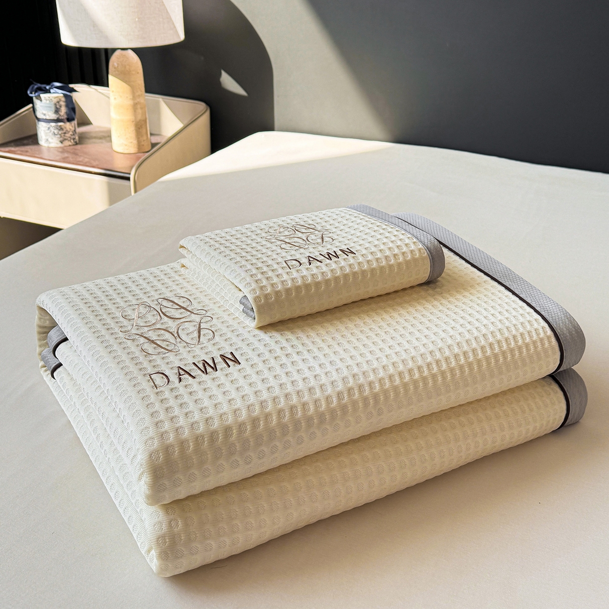 91家纺网 家纺一手货源 找家纺 眠势力 2026新款冰豆豆凉席刺绣款凉席子冰感豆豆床单软凉席三件套可机洗 雅致-米