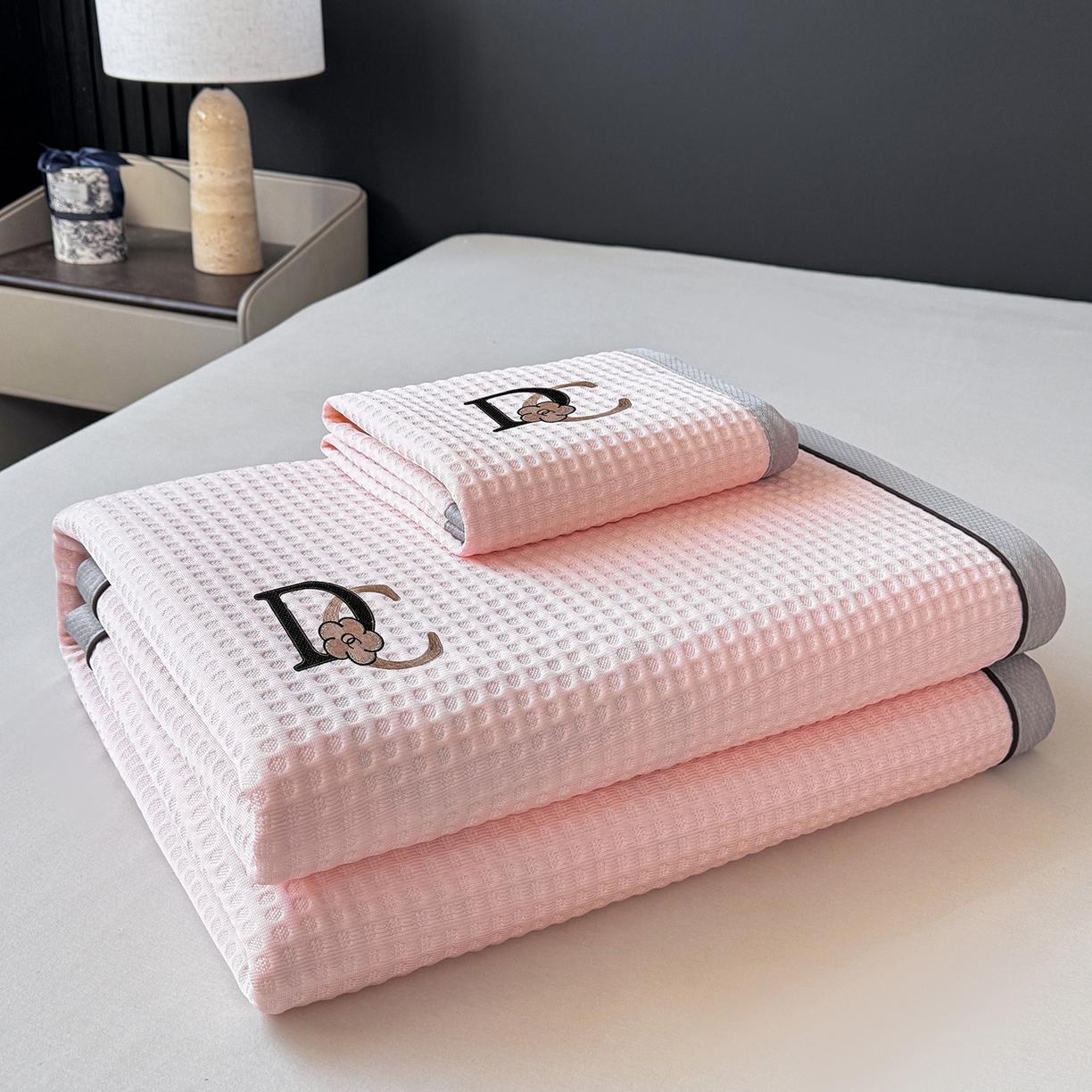 91家纺网 家纺一手货源 找家纺 眠势力 2026新款冰豆豆凉席刺绣款凉席子冰感豆豆床单软凉席三件套可机洗 山茶DC-粉