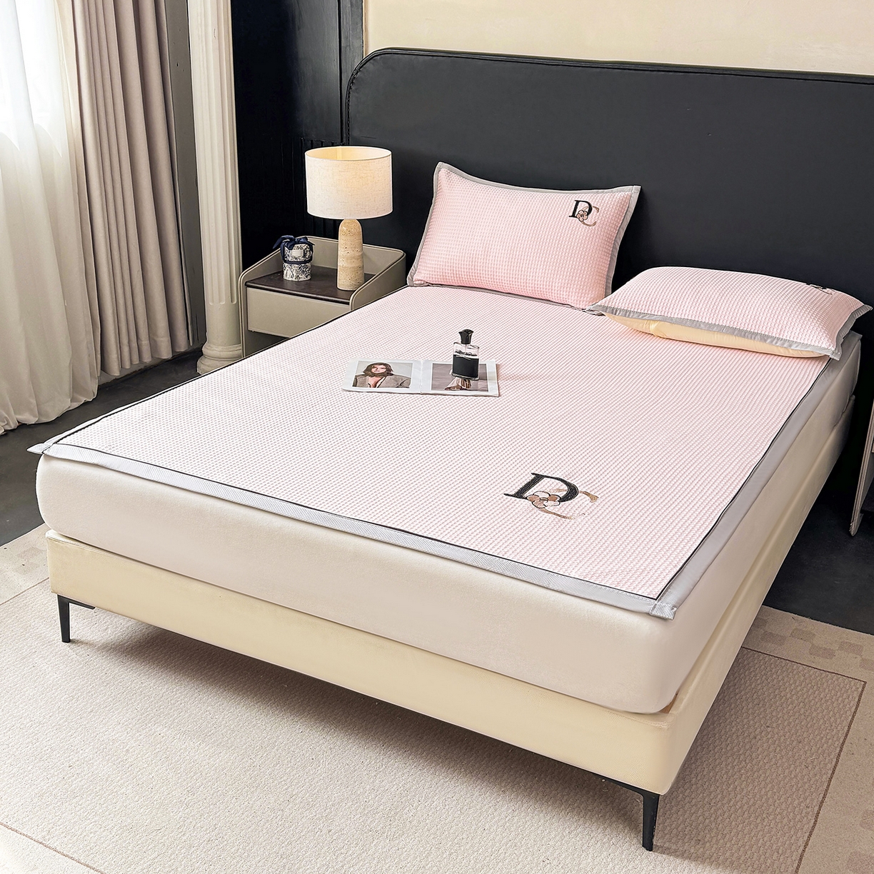 91家纺网 家纺一手货源 找家纺 眠势力 2026新款冰豆豆凉席刺绣款凉席子冰感豆豆床单软凉席三件套可机洗 山茶DC-粉