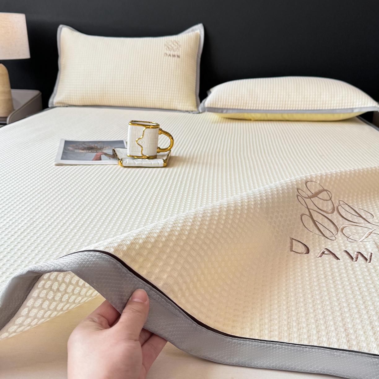 91家纺网 家纺一手货源 找家纺 眠势力 2026新款冰豆豆凉席刺绣款凉席子冰感豆豆床单软凉席三件套可机洗 雅致-米