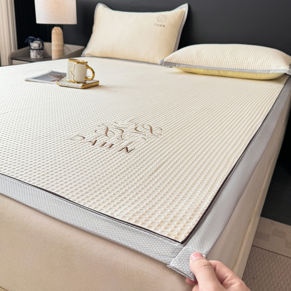 91家纺网 家纺一手货源 找家纺 眠势力 2026新款冰豆豆凉席刺绣款凉席子冰感豆豆床单软凉席三件套可机洗 雅致-米