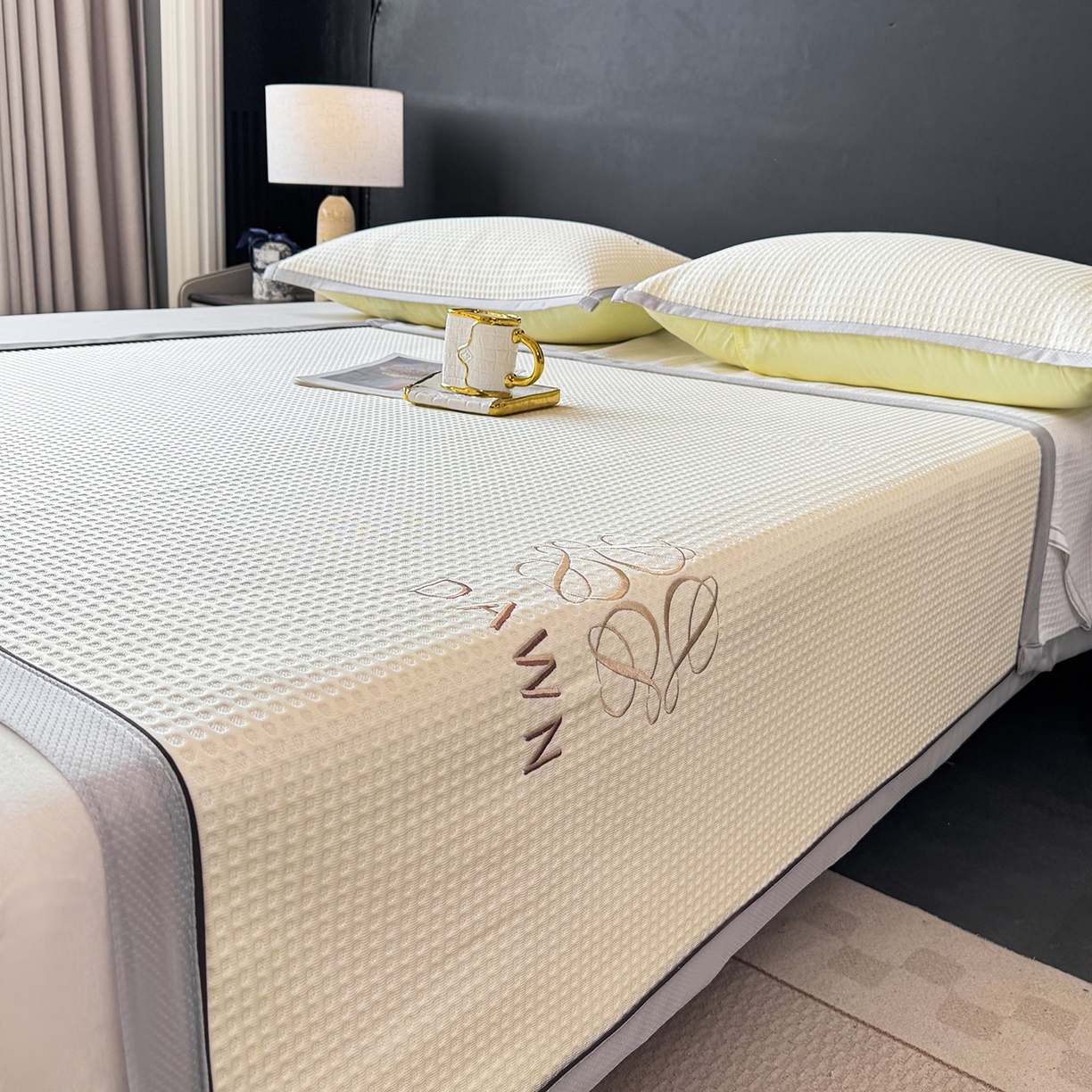 91家纺网 家纺一手货源 找家纺 眠势力 2026新款冰豆豆凉席刺绣款凉席子冰感豆豆床单软凉席三件套可机洗 雅致-米