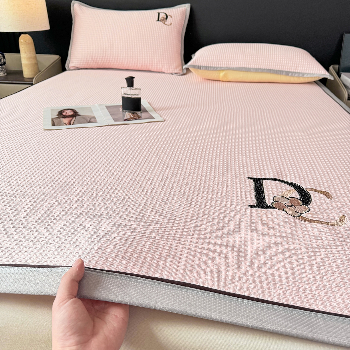 91家纺网 家纺一手货源 找家纺 眠势力 2026新款冰豆豆凉席刺绣款凉席子冰感豆豆床单软凉席三件套可机洗 山茶DC-粉