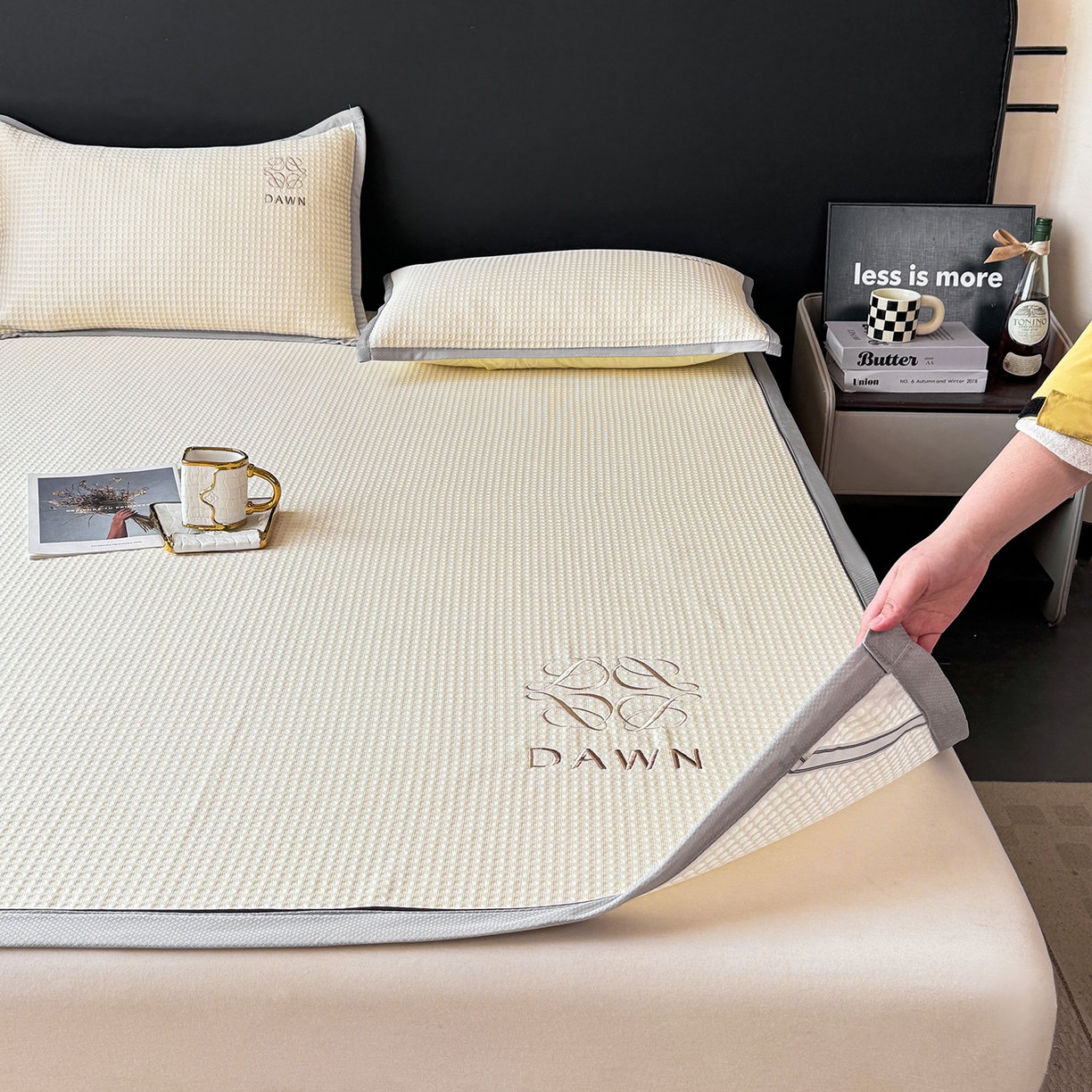 91家纺网 家纺一手货源 找家纺 眠势力 2026新款冰豆豆凉席刺绣款凉席子冰感豆豆床单软凉席三件套可机洗 雅致-米