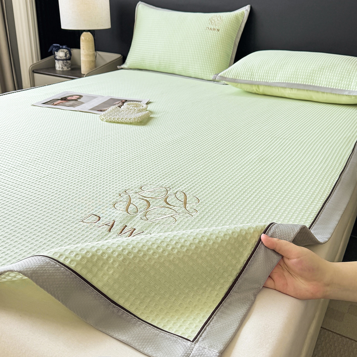 91家纺网 家纺一手货源 找家纺 眠势力 2026新款冰豆豆凉席刺绣款凉席子冰感豆豆床单软凉席三件套可机洗 雅致-绿