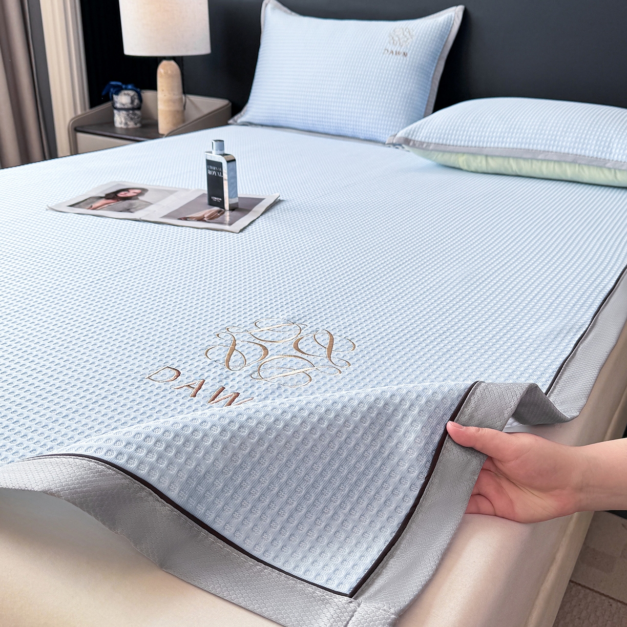 91家纺网 家纺一手货源 找家纺 眠势力 2026新款冰豆豆凉席刺绣款凉席子冰感豆豆床单软凉席三件套可机洗 雅致-兰