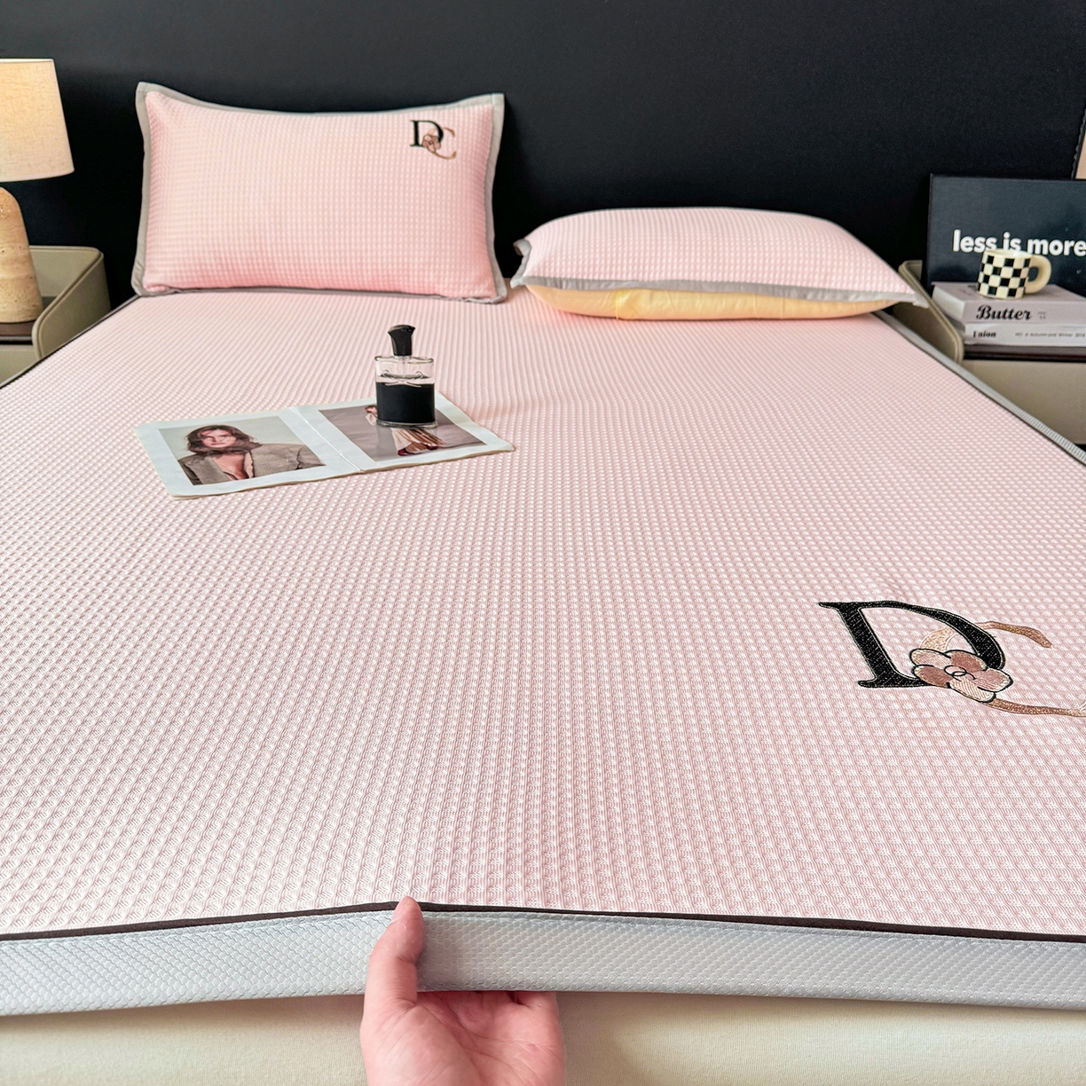 91家纺网 家纺一手货源 找家纺 眠势力 2026新款冰豆豆凉席刺绣款凉席子冰感豆豆床单软凉席三件套可机洗 山茶DC-粉