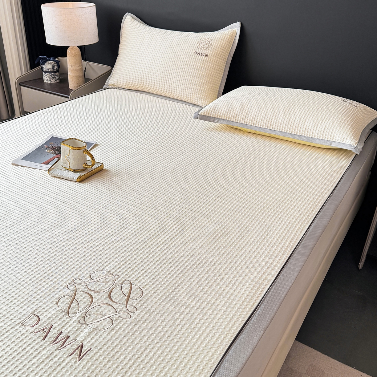 91家纺网 家纺一手货源 找家纺 眠势力 2026新款冰豆豆凉席刺绣款凉席子冰感豆豆床单软凉席三件套可机洗 雅致-米