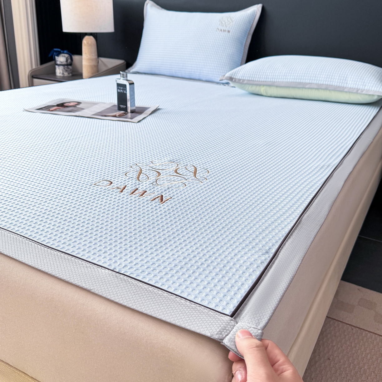 91家纺网 家纺一手货源 找家纺 眠势力 2026新款冰豆豆凉席刺绣款凉席子冰感豆豆床单软凉席三件套可机洗 雅致-兰