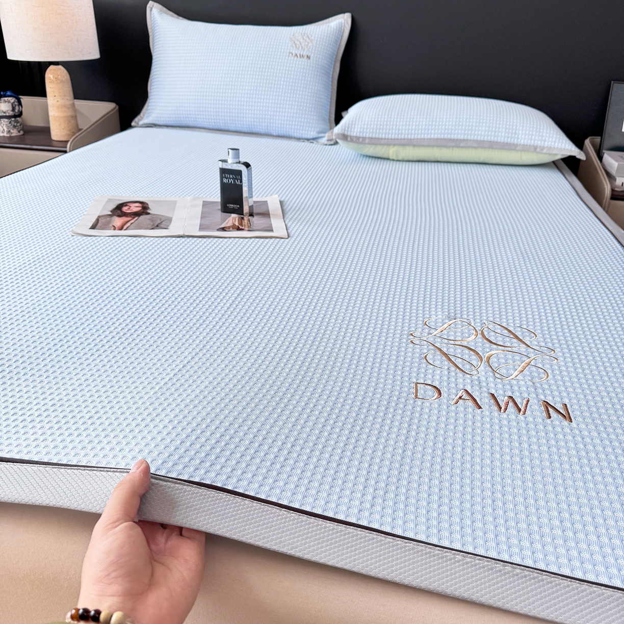 91家纺网 家纺一手货源 找家纺 眠势力 2026新款冰豆豆凉席刺绣款凉席子冰感豆豆床单软凉席三件套可机洗 雅致-兰