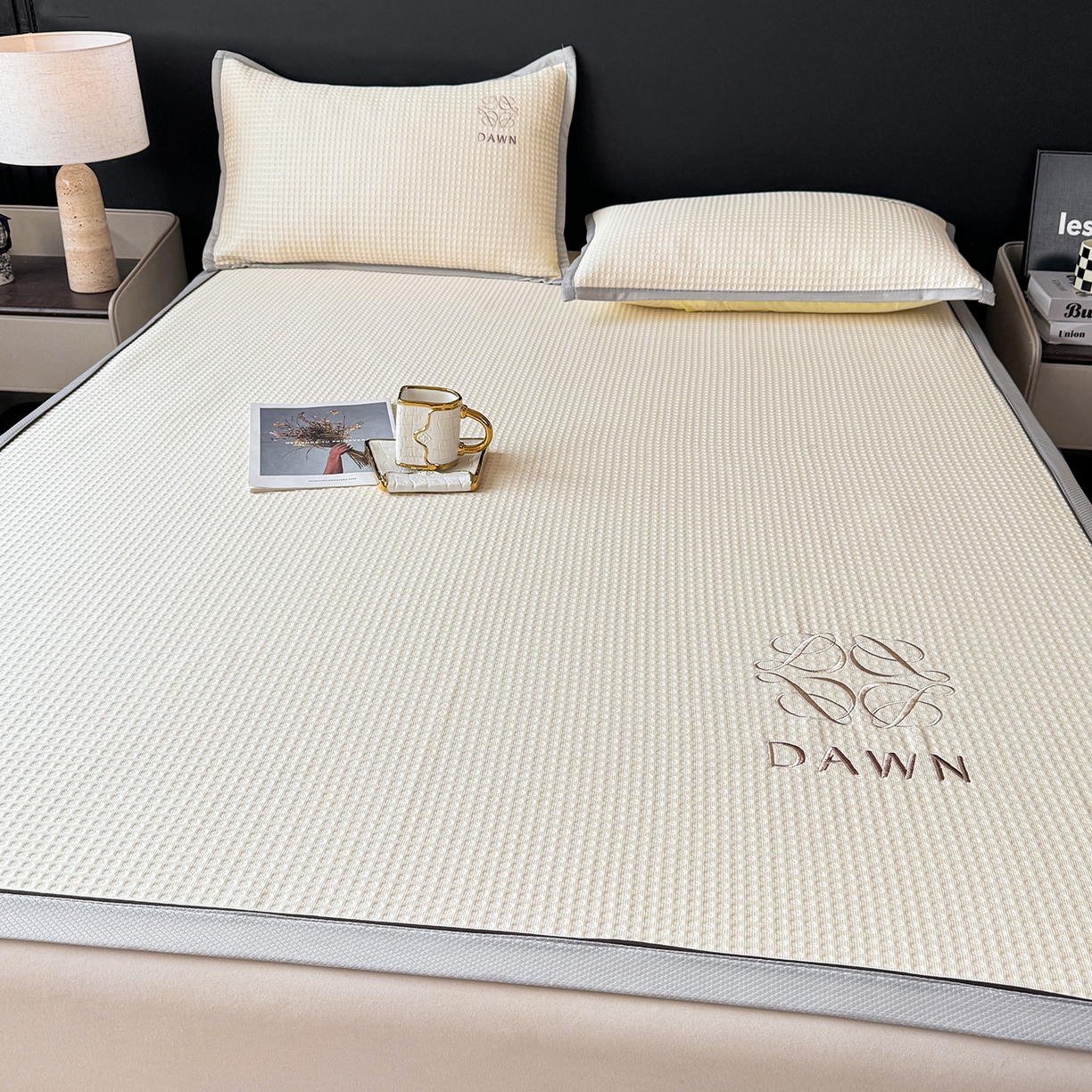 91家纺网 家纺一手货源 找家纺 眠势力 2026新款冰豆豆凉席刺绣款凉席子冰感豆豆床单软凉席三件套可机洗 雅致-米