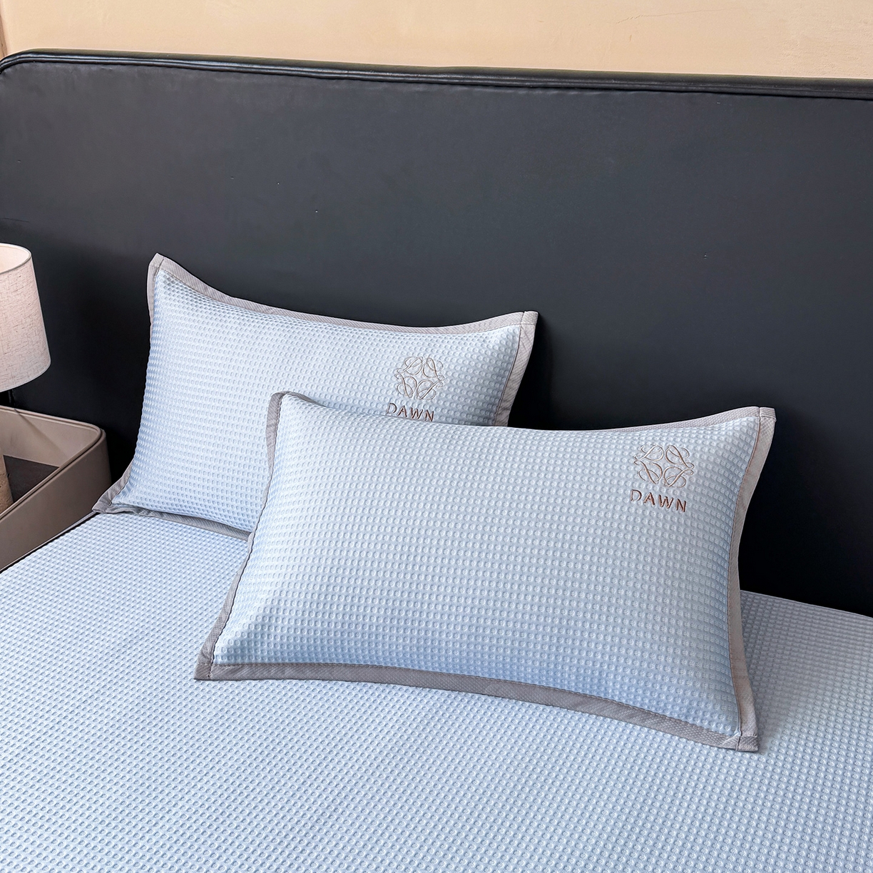 91家纺网 家纺一手货源 找家纺 眠势力 2026新款冰豆豆凉席刺绣款凉席子冰感豆豆床单软凉席三件套可机洗 雅致-兰