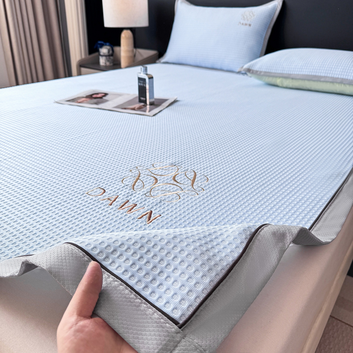 91家纺网 家纺一手货源 找家纺 眠势力 2026新款冰豆豆凉席刺绣款凉席子冰感豆豆床单软凉席三件套可机洗 雅致-兰