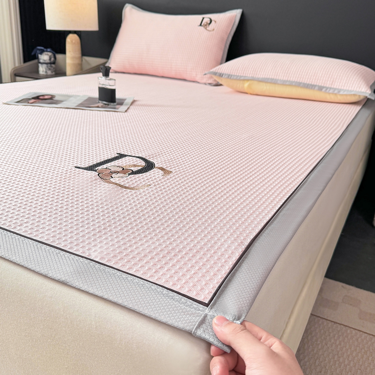 91家纺网 家纺一手货源 找家纺 眠势力 2026新款冰豆豆凉席刺绣款凉席子冰感豆豆床单软凉席三件套可机洗 山茶DC-粉