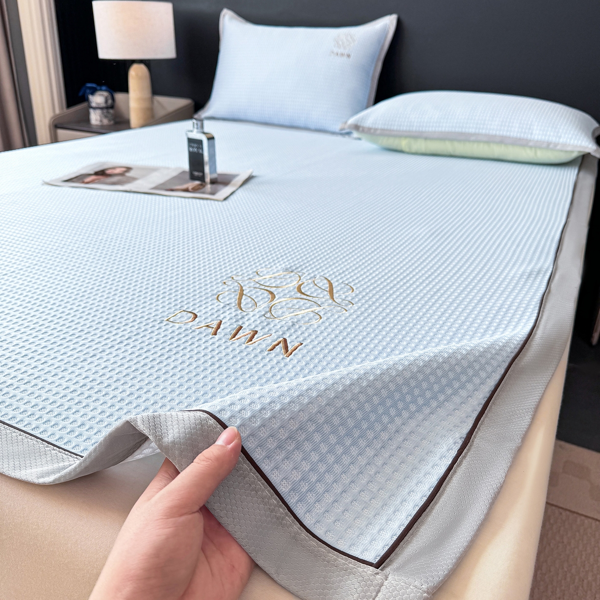 91家纺网 家纺一手货源 找家纺 眠势力 2026新款冰豆豆凉席刺绣款凉席子冰感豆豆床单软凉席三件套可机洗 雅致-兰