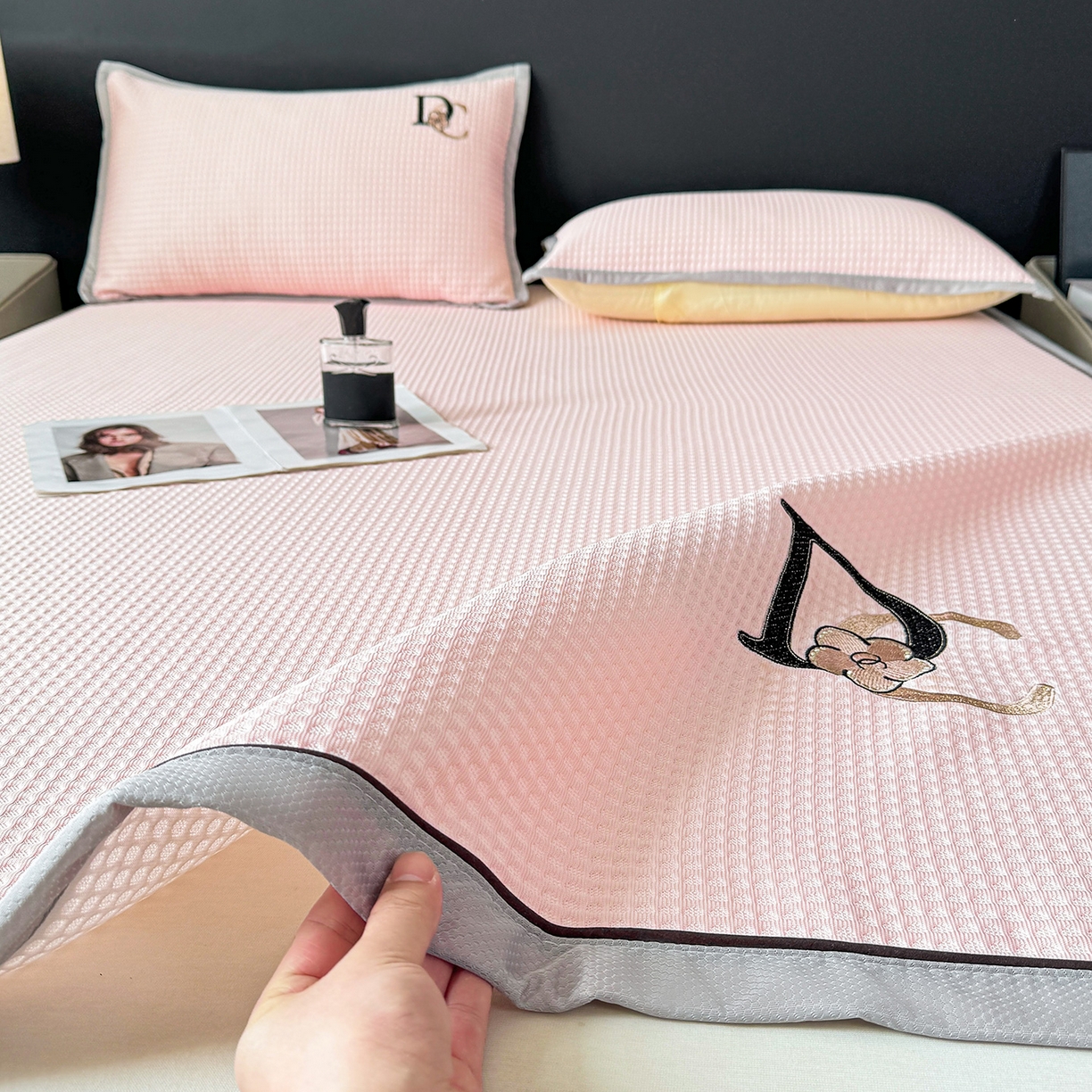 91家纺网 家纺一手货源 找家纺 眠势力 2026新款冰豆豆凉席刺绣款凉席子冰感豆豆床单软凉席三件套可机洗 山茶DC-粉