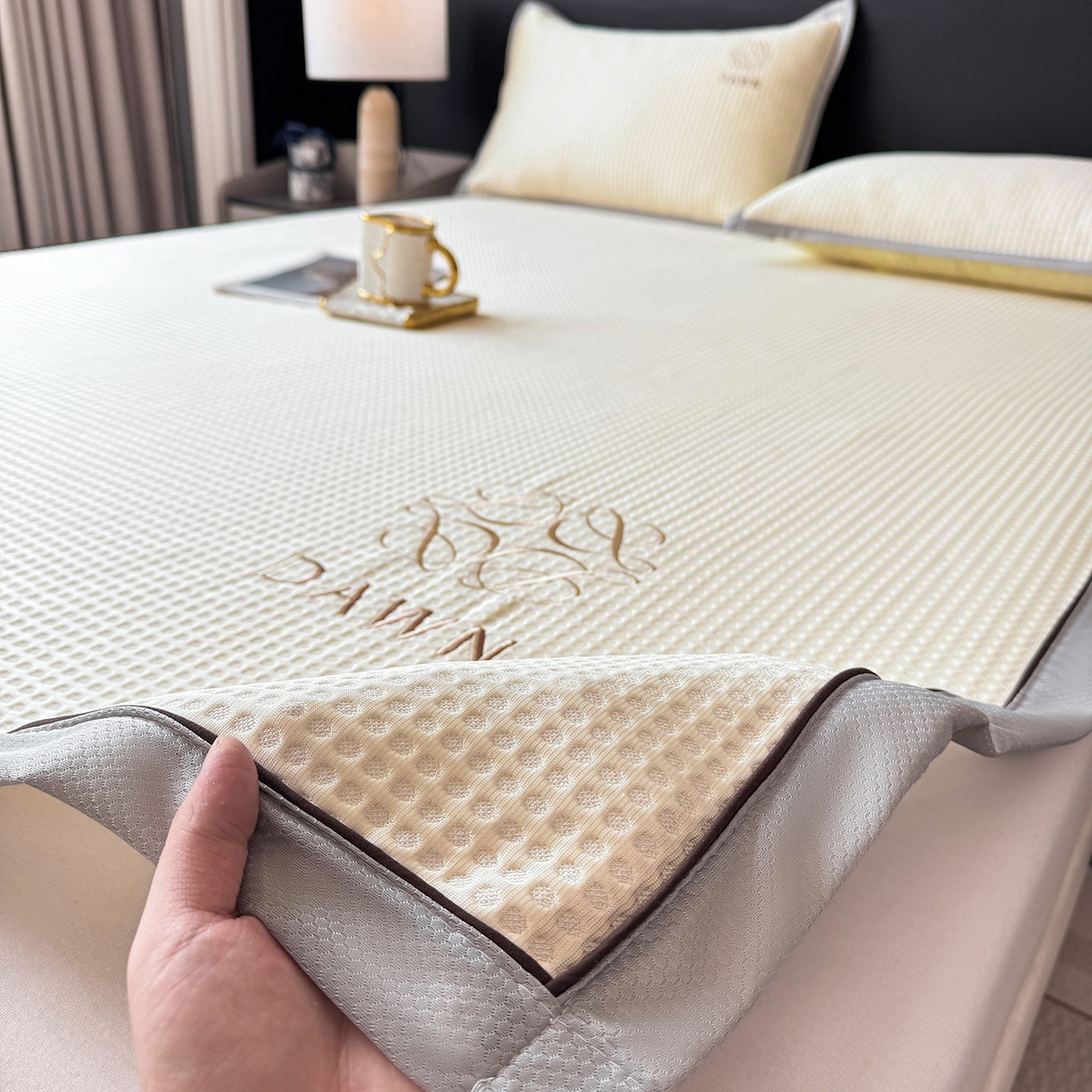 91家纺网 家纺一手货源 找家纺 眠势力 2026新款冰豆豆凉席刺绣款凉席子冰感豆豆床单软凉席三件套可机洗 雅致-米