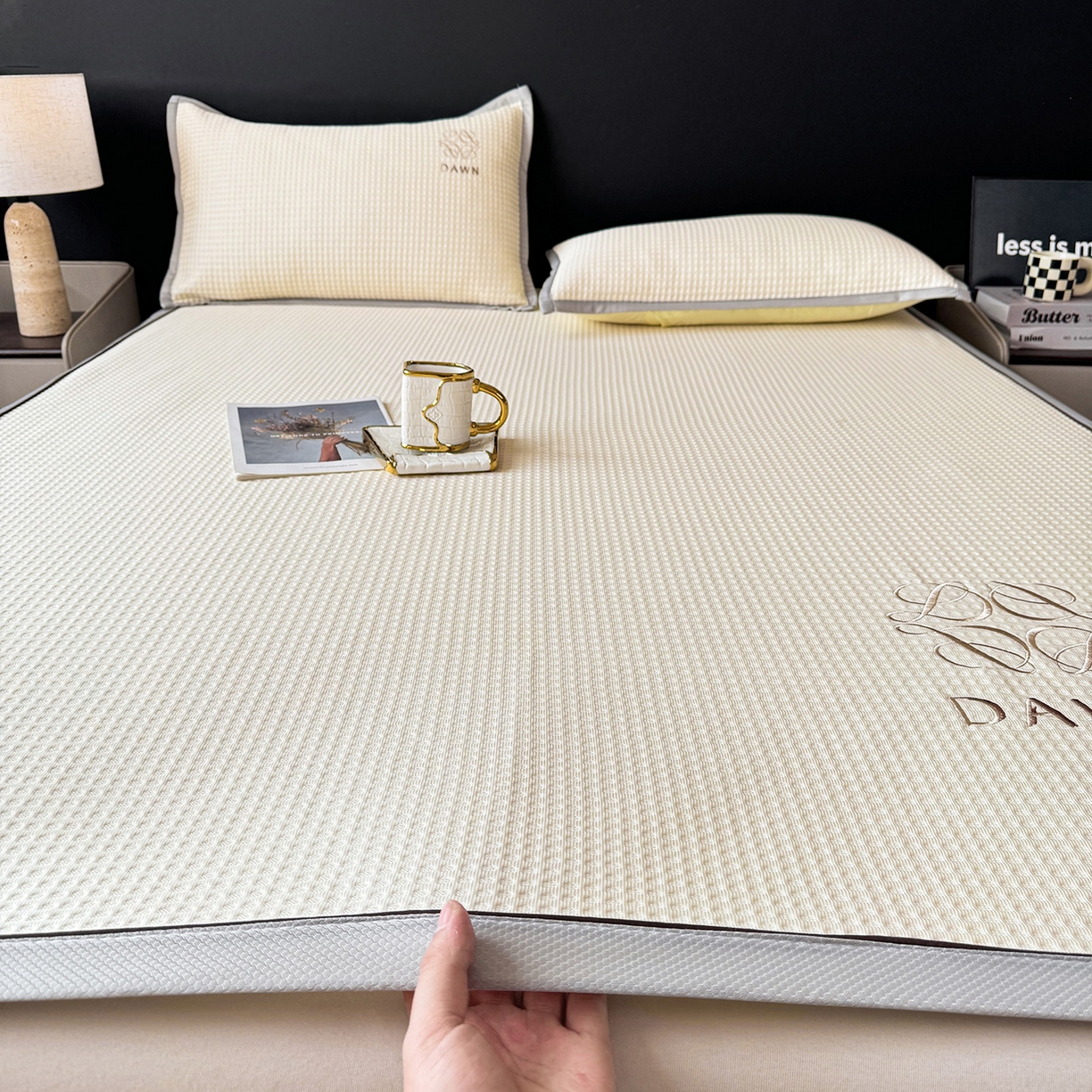 91家纺网 家纺一手货源 找家纺 眠势力 2026新款冰豆豆凉席刺绣款凉席子冰感豆豆床单软凉席三件套可机洗 雅致-米