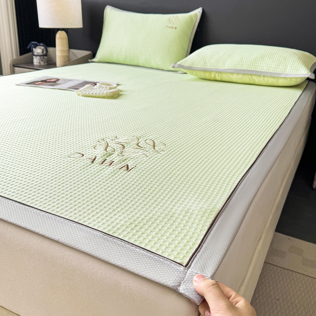 91家纺网 家纺一手货源 找家纺 眠势力 2026新款冰豆豆凉席刺绣款凉席子冰感豆豆床单软凉席三件套可机洗 雅致-绿