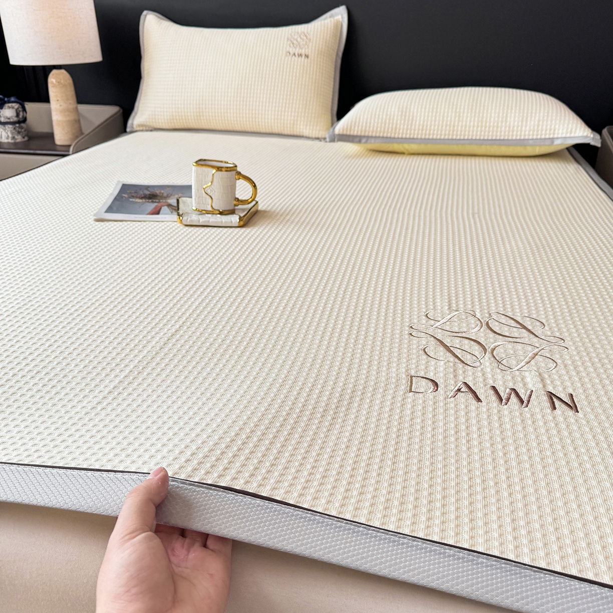 91家纺网 家纺一手货源 找家纺 眠势力 2026新款冰豆豆凉席刺绣款凉席子冰感豆豆床单软凉席三件套可机洗 雅致-米