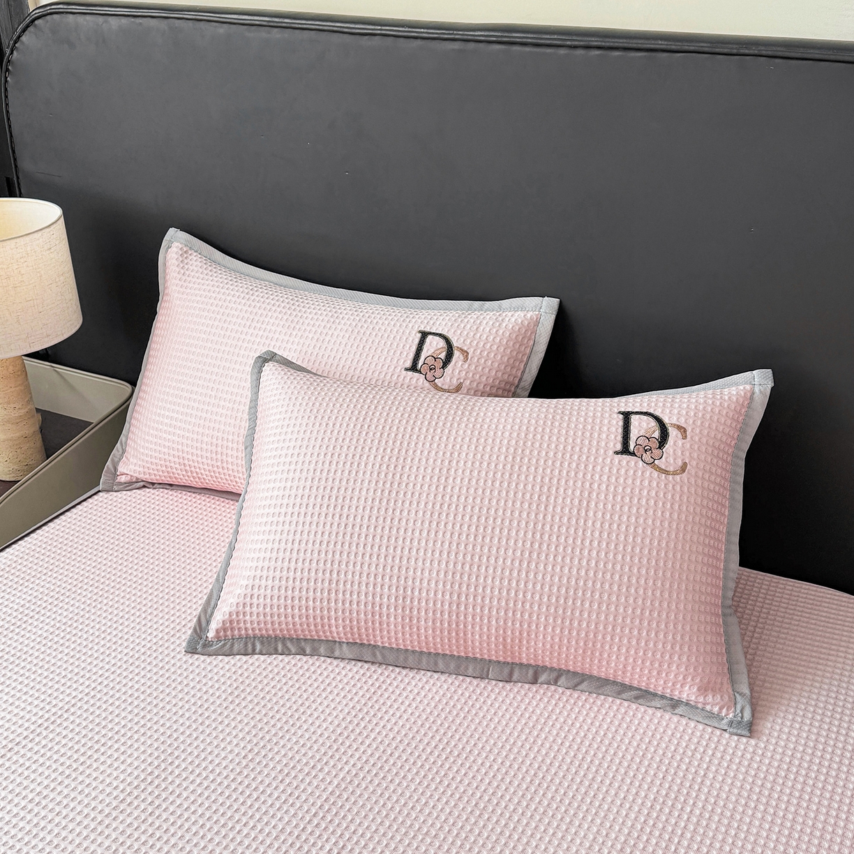 91家纺网 家纺一手货源 找家纺 眠势力 2026新款冰豆豆凉席刺绣款凉席子冰感豆豆床单软凉席三件套可机洗 山茶DC-粉