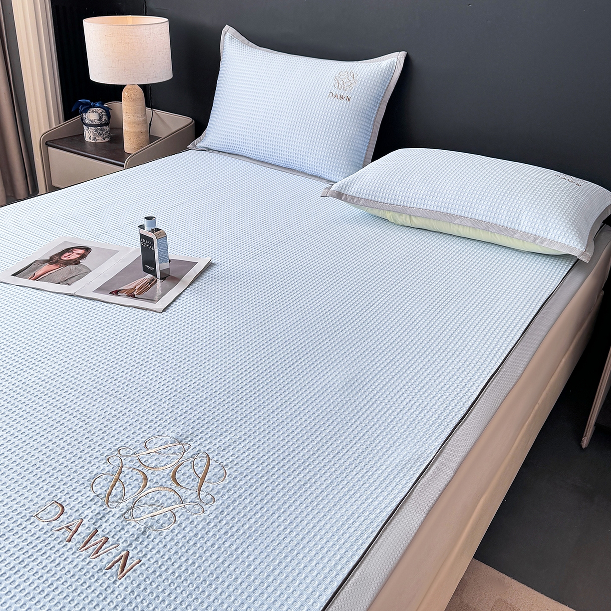 91家纺网 家纺一手货源 找家纺 眠势力 2026新款冰豆豆凉席刺绣款凉席子冰感豆豆床单软凉席三件套可机洗 雅致-兰