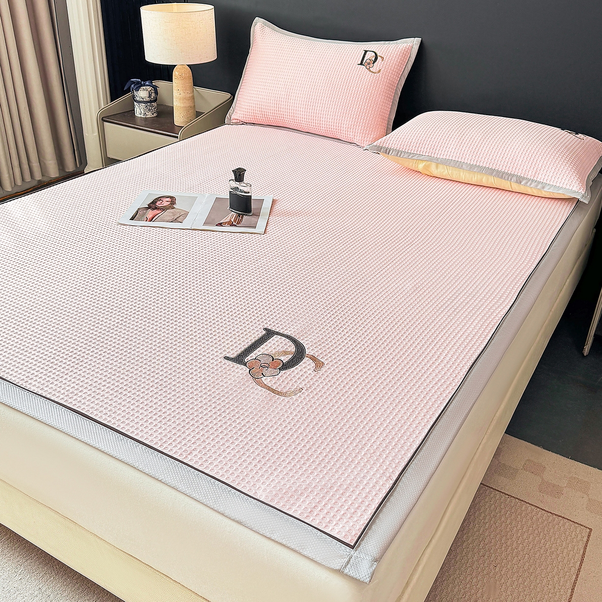 91家纺网 家纺一手货源 找家纺 眠势力 2026新款冰豆豆凉席刺绣款凉席子冰感豆豆床单软凉席三件套可机洗 山茶DC-粉