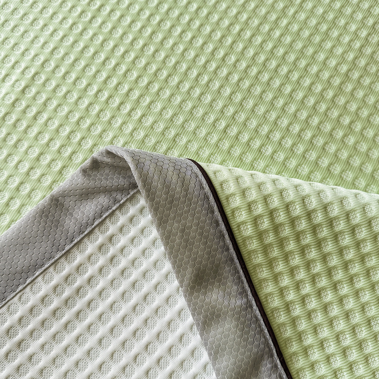 91家纺网 家纺一手货源 找家纺 眠势力 2026新款冰豆豆凉席刺绣款凉席子冰感豆豆床单软凉席三件套可机洗 雅致-绿