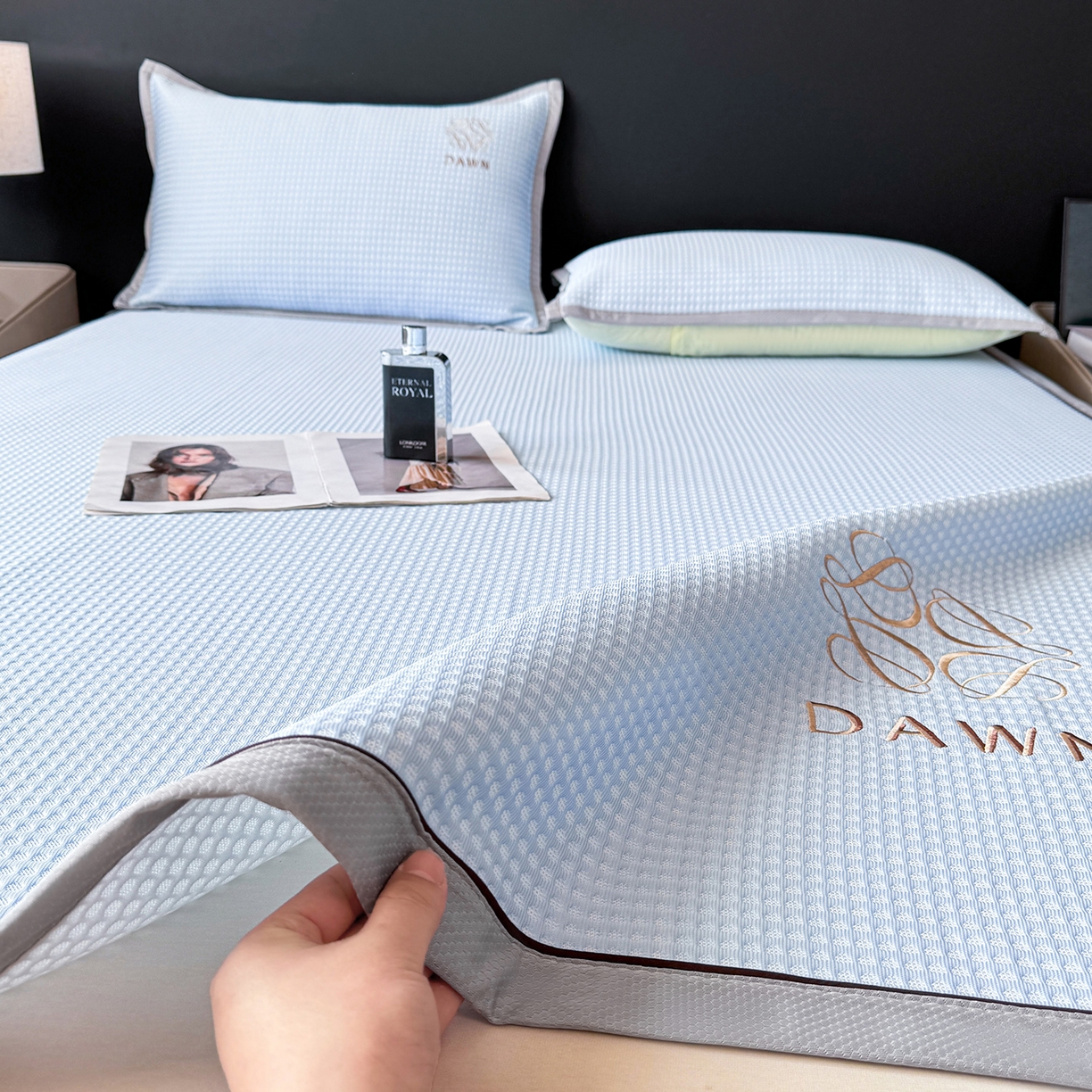 91家纺网 家纺一手货源 找家纺 眠势力 2026新款冰豆豆凉席刺绣款凉席子冰感豆豆床单软凉席三件套可机洗 雅致-兰