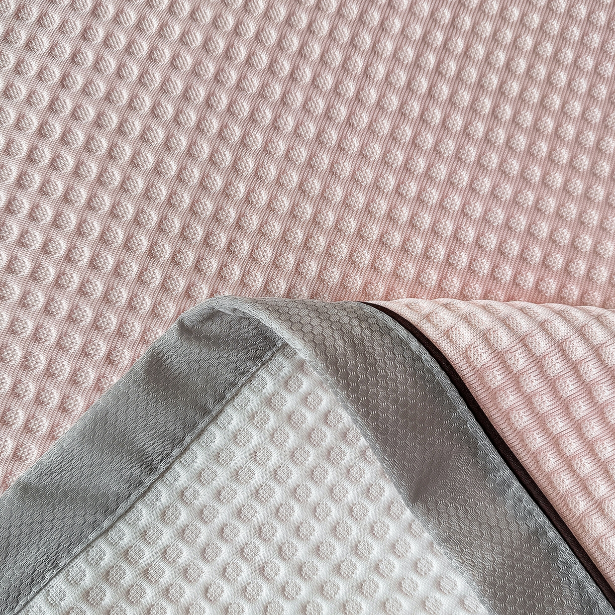 91家纺网 家纺一手货源 找家纺 眠势力 2026新款冰豆豆凉席刺绣款凉席子冰感豆豆床单软凉席三件套可机洗 山茶DC-粉