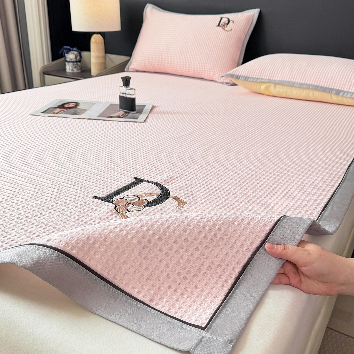 91家纺网 家纺一手货源 找家纺 眠势力 2026新款冰豆豆凉席刺绣款凉席子冰感豆豆床单软凉席三件套可机洗 山茶DC-粉