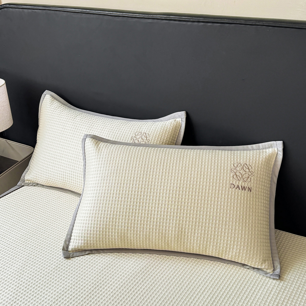 91家纺网 家纺一手货源 找家纺 眠势力 2026新款冰豆豆凉席刺绣款凉席子冰感豆豆床单软凉席三件套可机洗 雅致-米