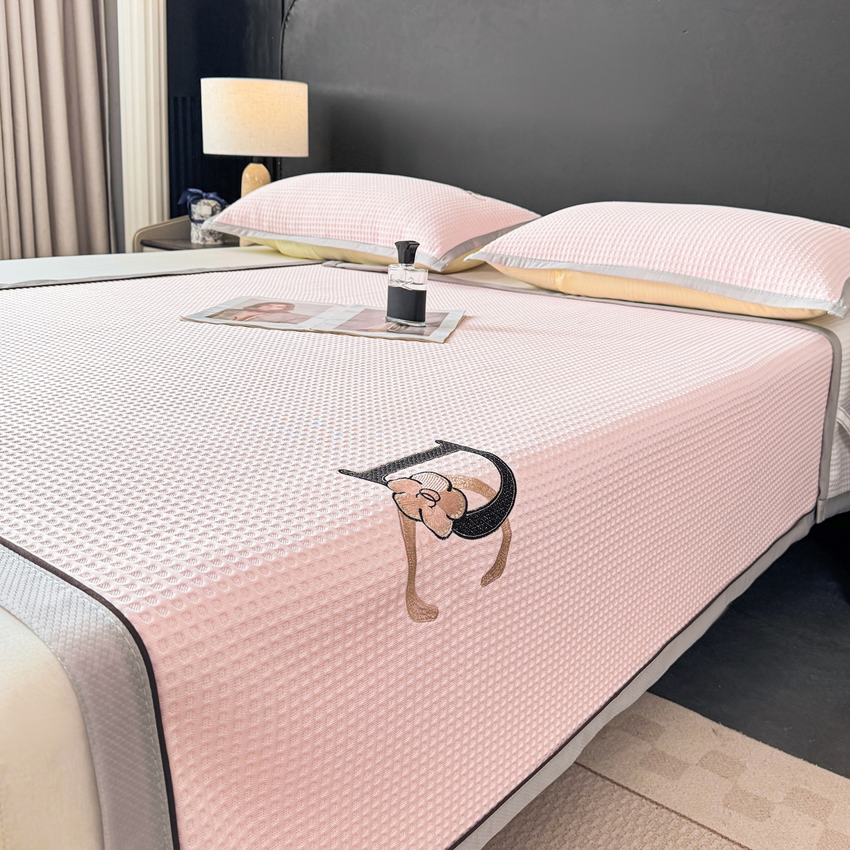 91家纺网 家纺一手货源 找家纺 眠势力 2026新款冰豆豆凉席刺绣款凉席子冰感豆豆床单软凉席三件套可机洗 山茶DC-粉