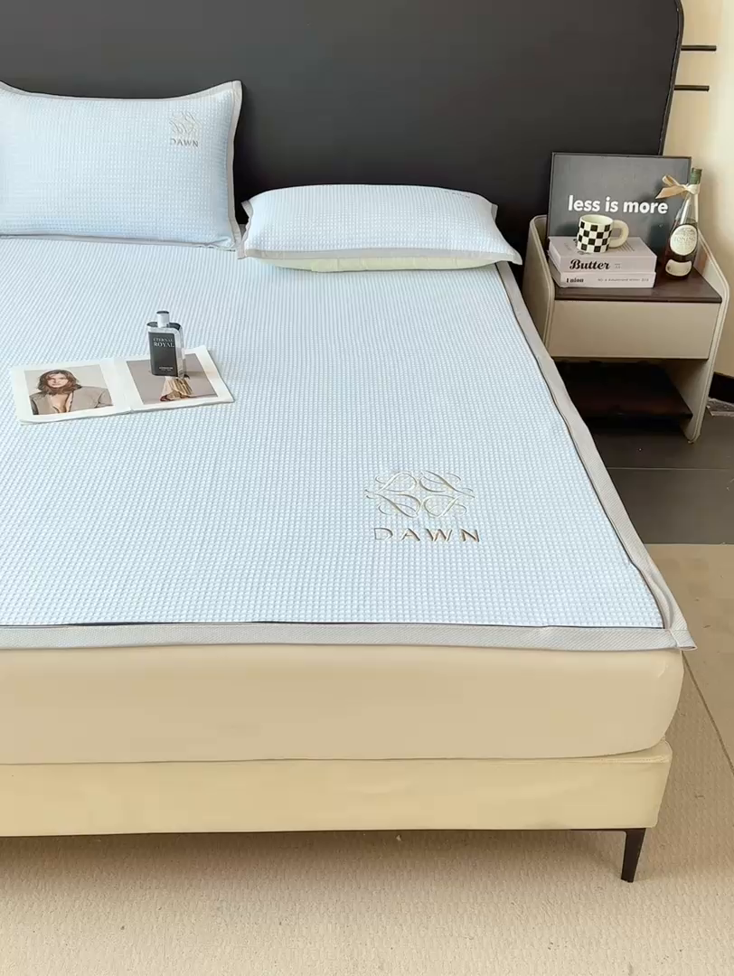 91家纺网 家纺一手货源 找家纺 眠势力 2026新款冰豆豆凉席刺绣款凉席子冰感豆豆床单软凉席三件套可机洗 雅致-兰