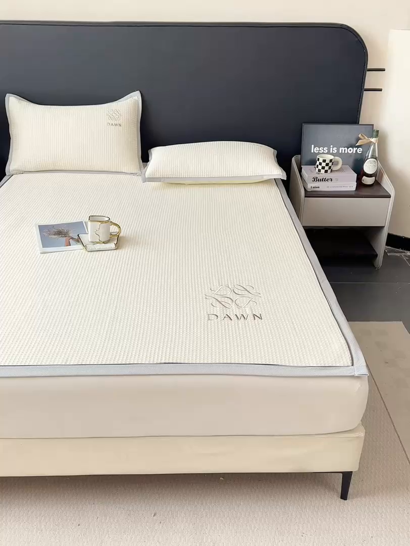 91家纺网 家纺一手货源 找家纺 眠势力 2026新款冰豆豆凉席刺绣款凉席子冰感豆豆床单软凉席三件套可机洗 雅致-米