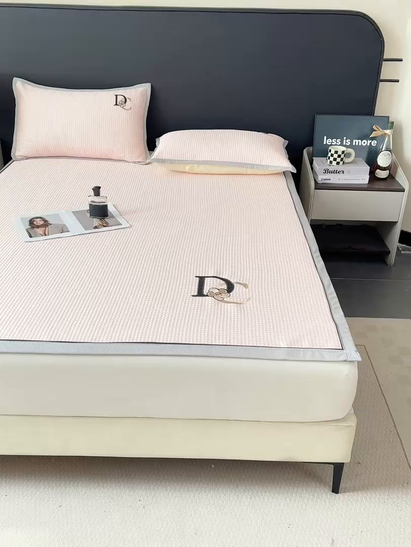 91家纺网 家纺一手货源 找家纺 眠势力 2026新款冰豆豆凉席刺绣款凉席子冰感豆豆床单软凉席三件套可机洗 山茶DC-粉