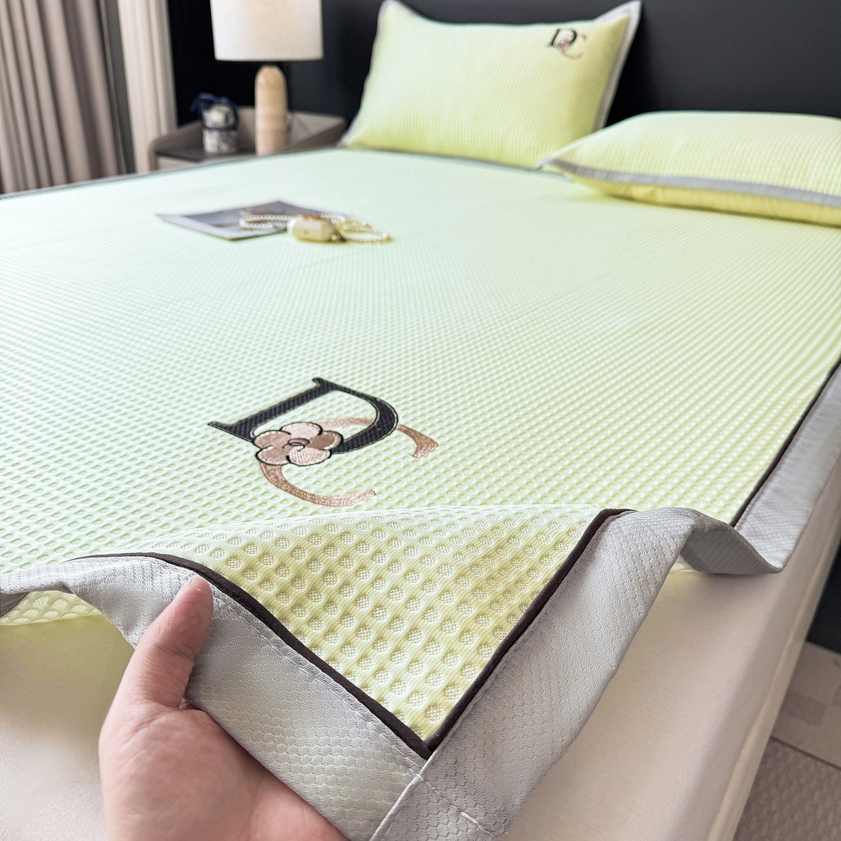 91家纺网 家纺一手货源 找家纺 眠势力 2026新款冰豆豆凉席刺绣款凉席子冰感豆豆床单软凉席三件套可机洗 山茶DC-绿