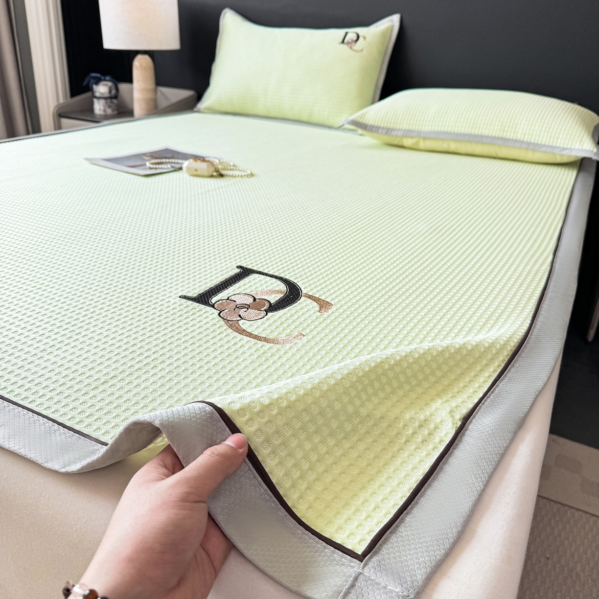 91家纺网 家纺一手货源 找家纺 眠势力 2026新款冰豆豆凉席刺绣款凉席子冰感豆豆床单软凉席三件套可机洗 山茶DC-绿