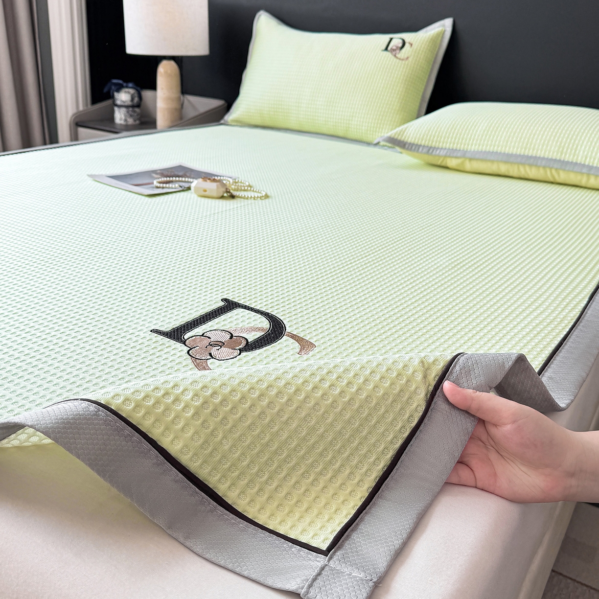 91家纺网 家纺一手货源 找家纺 眠势力 2026新款冰豆豆凉席刺绣款凉席子冰感豆豆床单软凉席三件套可机洗 山茶DC-绿