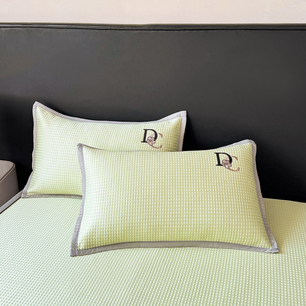 91家纺网 家纺一手货源 找家纺 眠势力 2026新款冰豆豆凉席刺绣款凉席子冰感豆豆床单软凉席三件套可机洗 山茶DC-绿