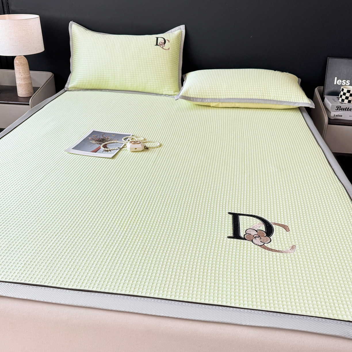 91家纺网 家纺一手货源 找家纺 眠势力 2026新款冰豆豆凉席刺绣款凉席子冰感豆豆床单软凉席三件套可机洗 山茶DC-绿