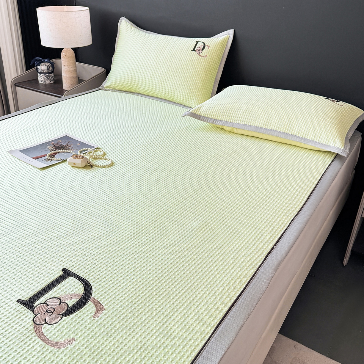 91家纺网 家纺一手货源 找家纺 眠势力 2026新款冰豆豆凉席刺绣款凉席子冰感豆豆床单软凉席三件套可机洗 山茶DC-绿