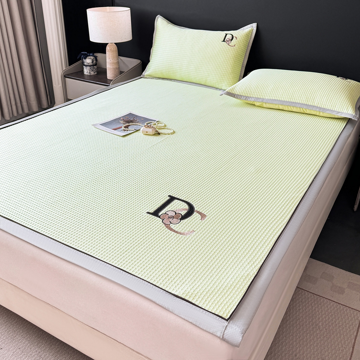 91家纺网 家纺一手货源 找家纺 眠势力 2026新款冰豆豆凉席刺绣款凉席子冰感豆豆床单软凉席三件套可机洗 山茶DC-绿