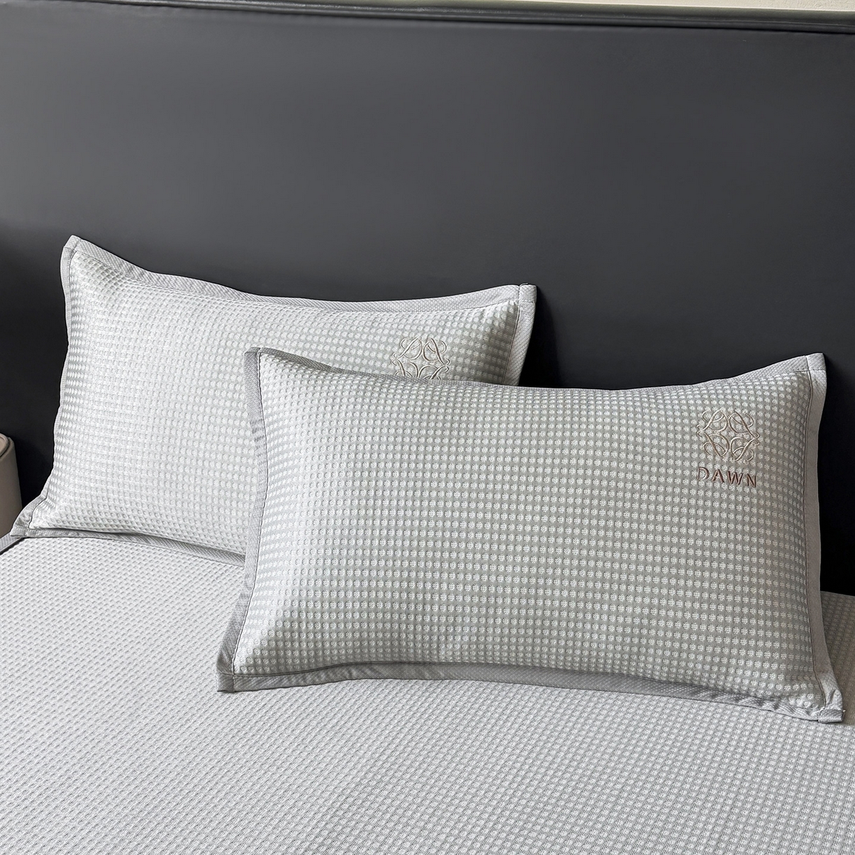 91家纺网 家纺一手货源 找家纺 眠势力 2026新款冰豆豆凉席刺绣款凉席子冰感豆豆床单软凉席三件套可机洗 雅致-灰